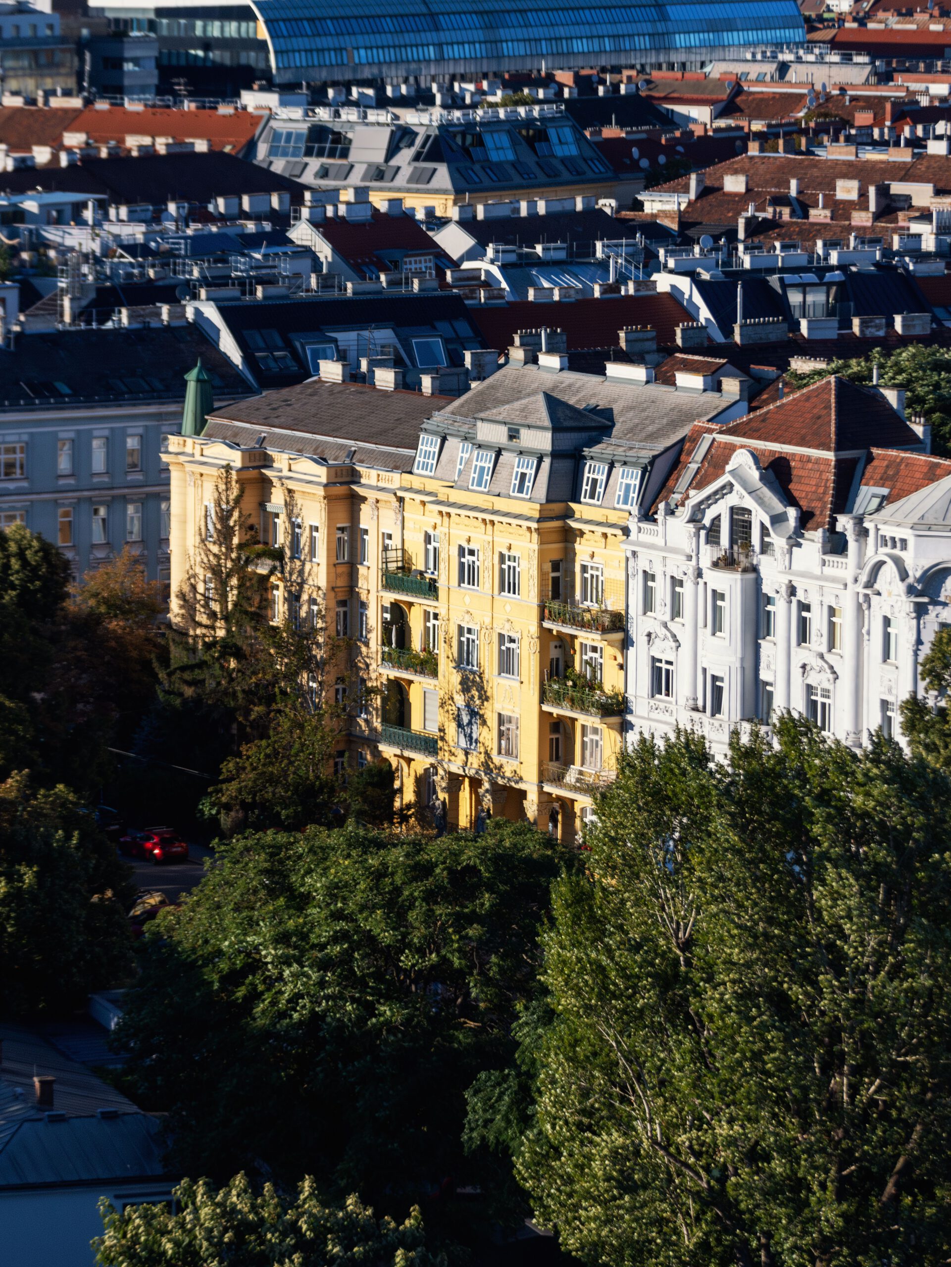 Blick über historische Wohnhäuser und Dächer in Wien
