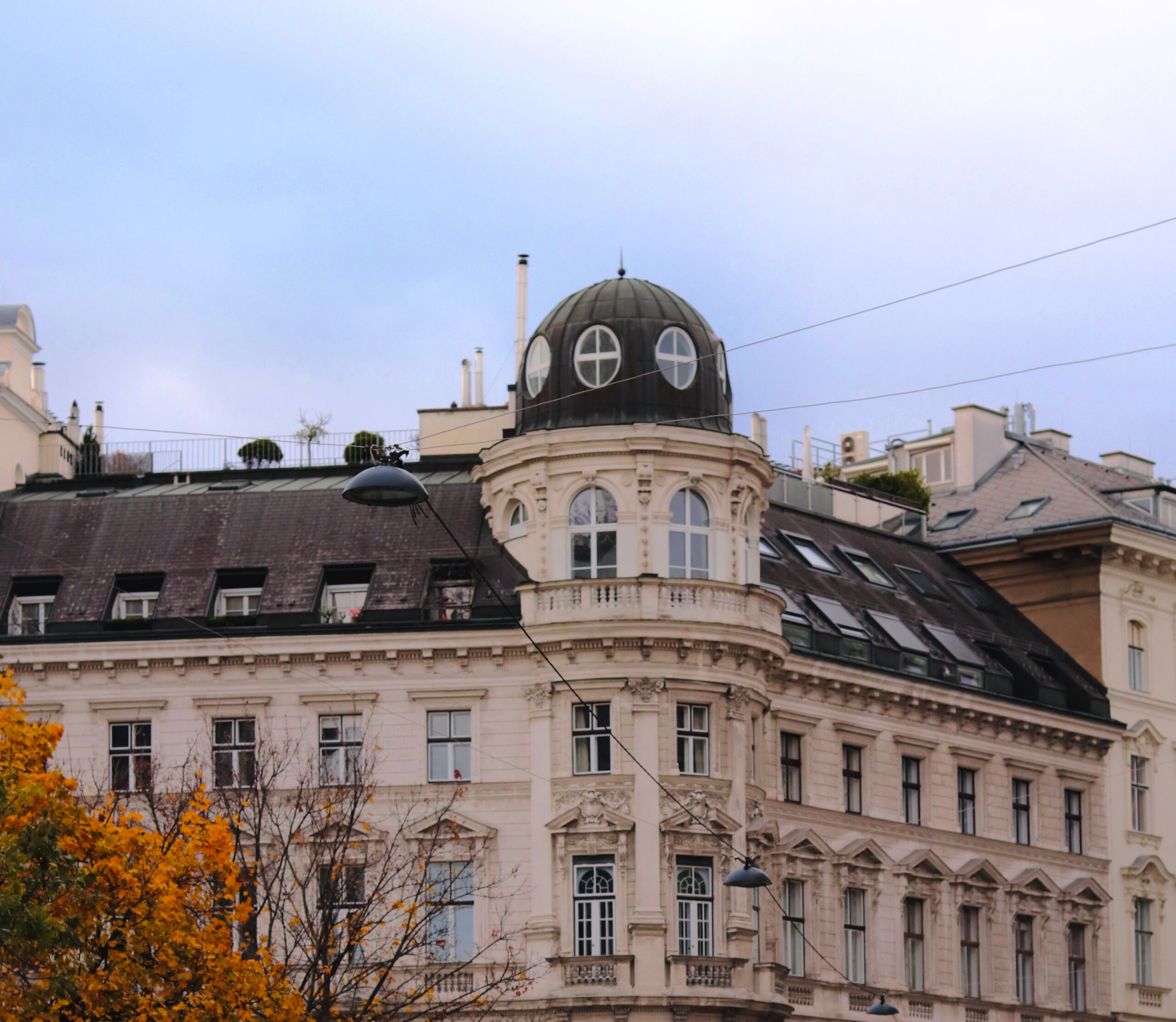 Historisches Wohnhaus in Wien mit Erker und Kuppeldach