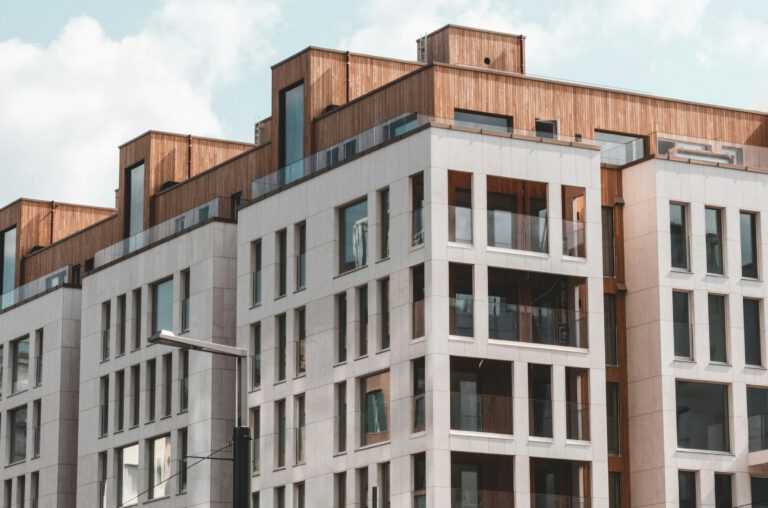 Neubauwohnung in Wien kaufen &ndash; Moderner Wohnbau mit Balkonen